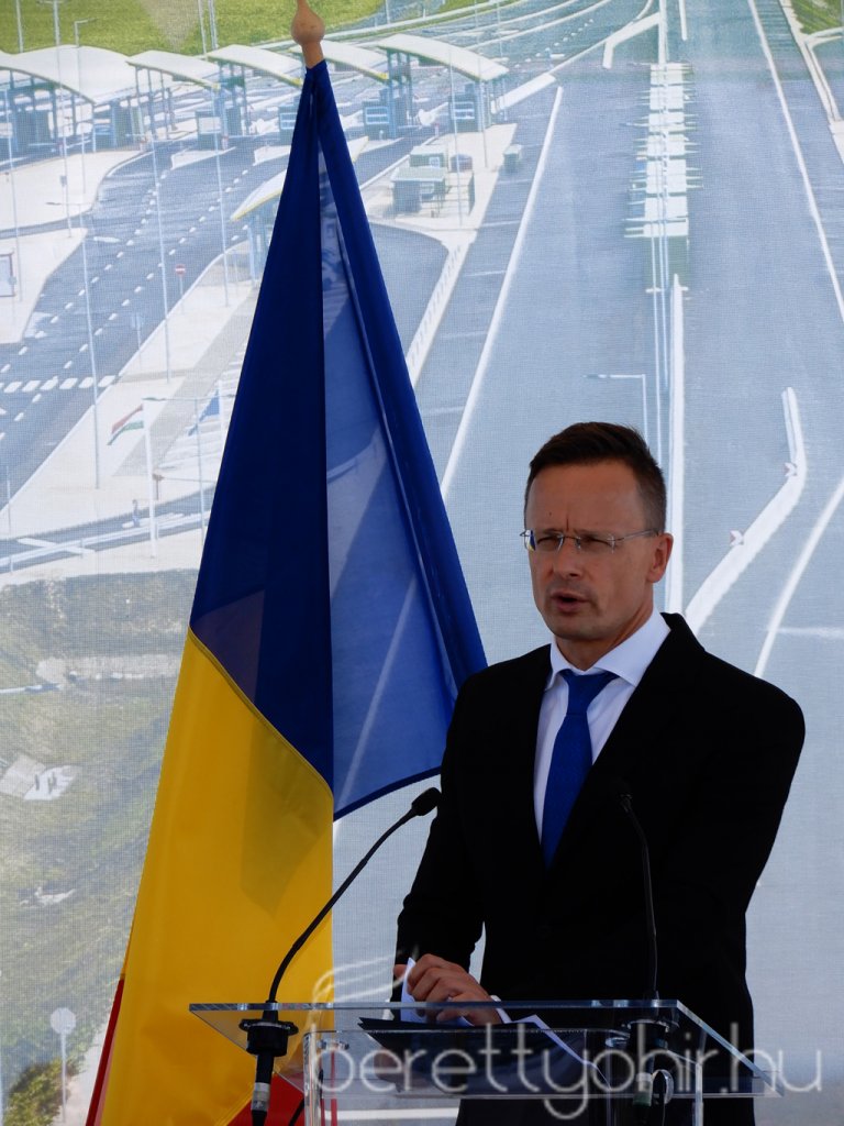 Átadták az M4-es autópálya Ártándig tartó szakaszát20